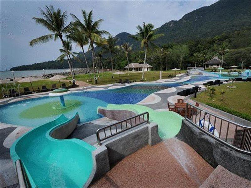 Damai Puri Resort & Spa Kuching Exteriör bild The water park at the resort