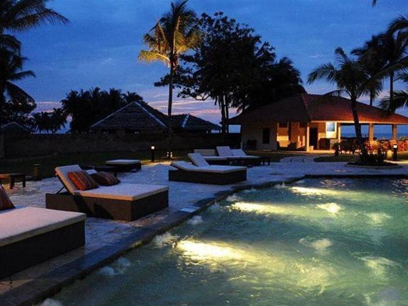 Damai Puri Resort & Spa Kuching Exteriör bild The swimming pool at the resort