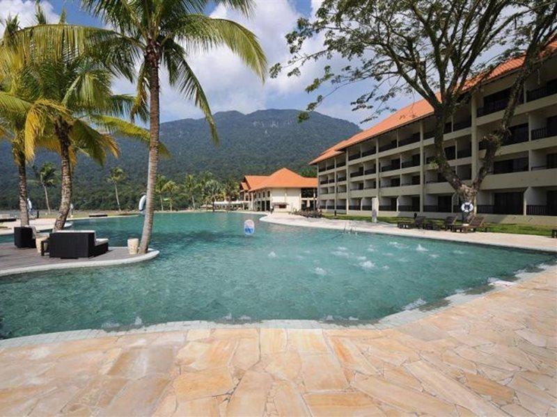 Damai Puri Resort & Spa Kuching Exteriör bild The swimming pool at the resort
