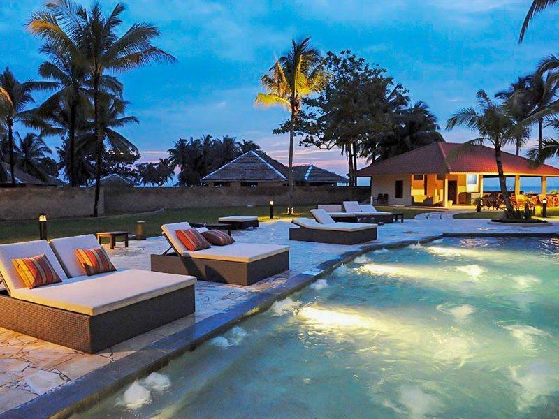 Damai Puri Resort & Spa Kuching Exteriör bild The swimming pool at the resort