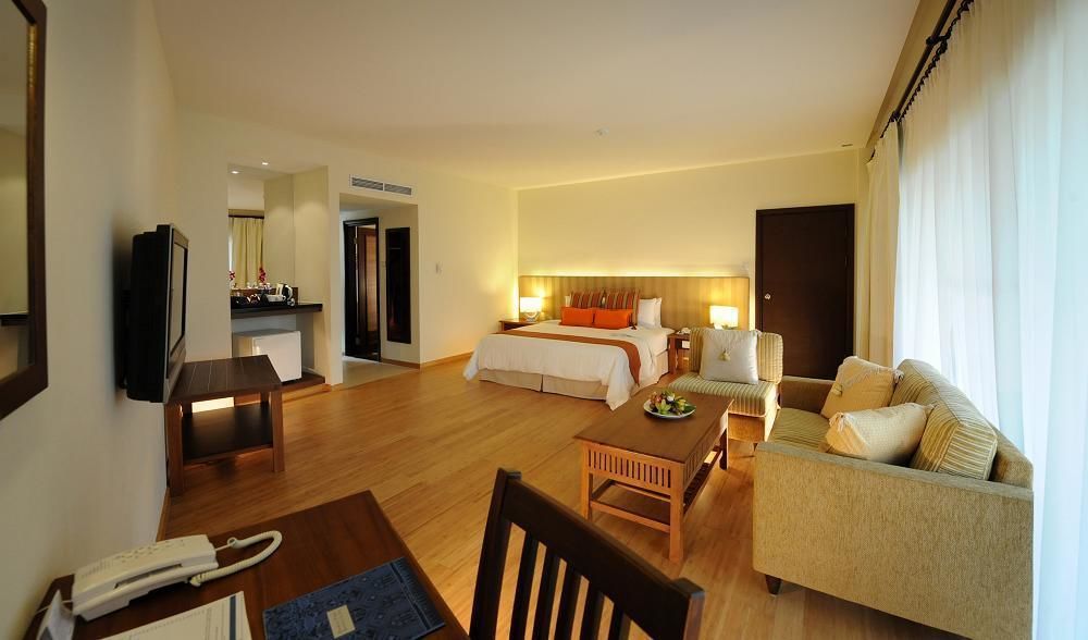 Damai Puri Resort & Spa Kuching Exteriör bild A suite at the Park Royal Beach Resort