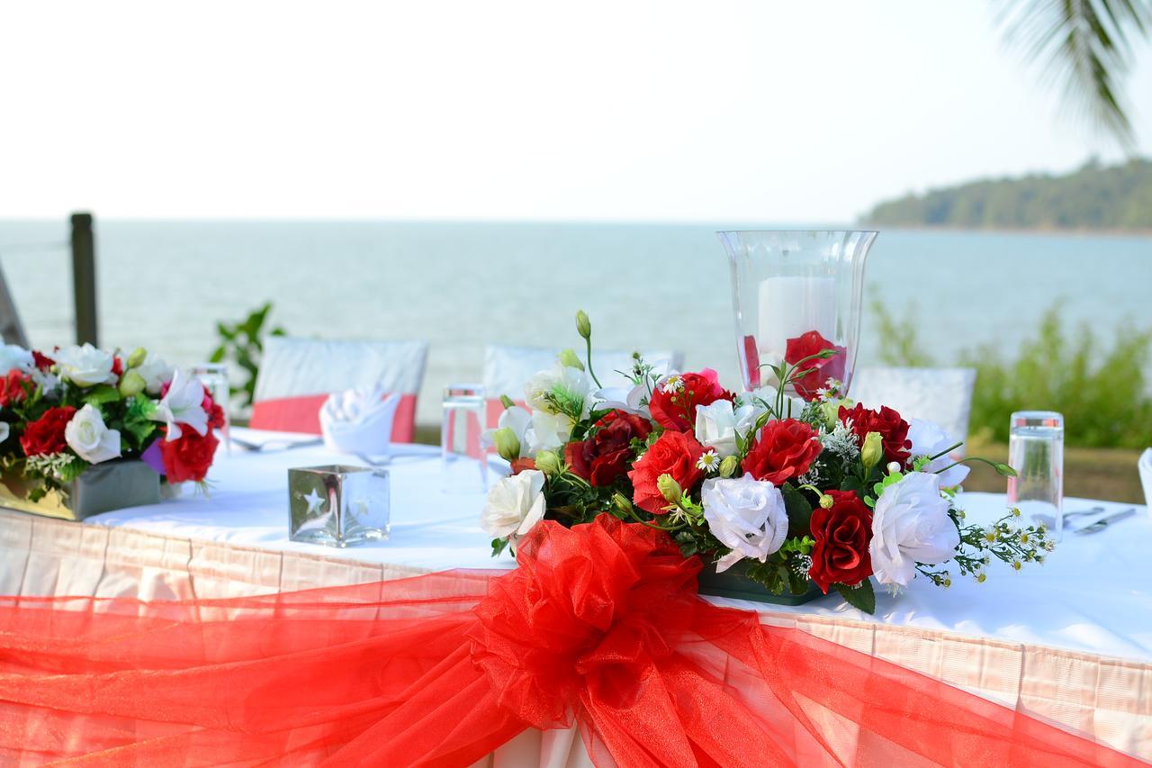 Damai Puri Resort & Spa Kuching Exteriör bild A table decorated for a wedding
