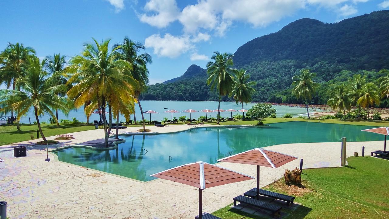Damai Puri Resort & Spa Kuching Exteriör bild The swimming pool at the resort
