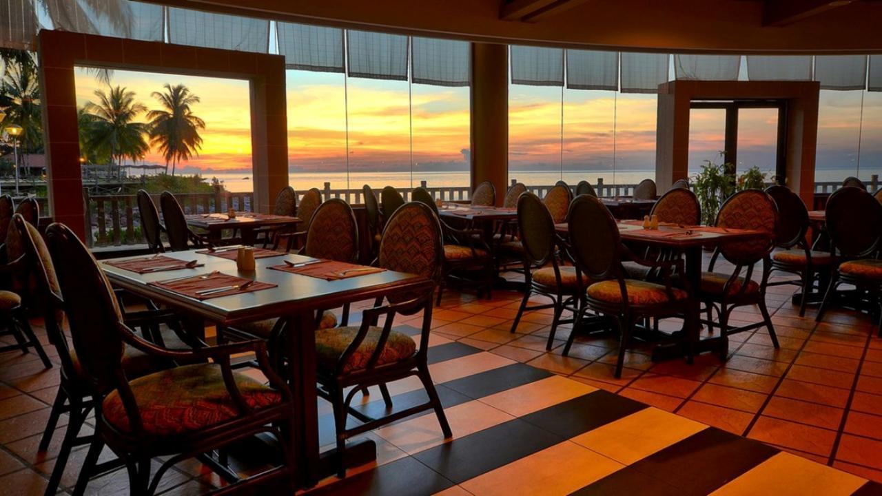Damai Puri Resort & Spa Kuching Exteriör bild Sunset at the restaurant