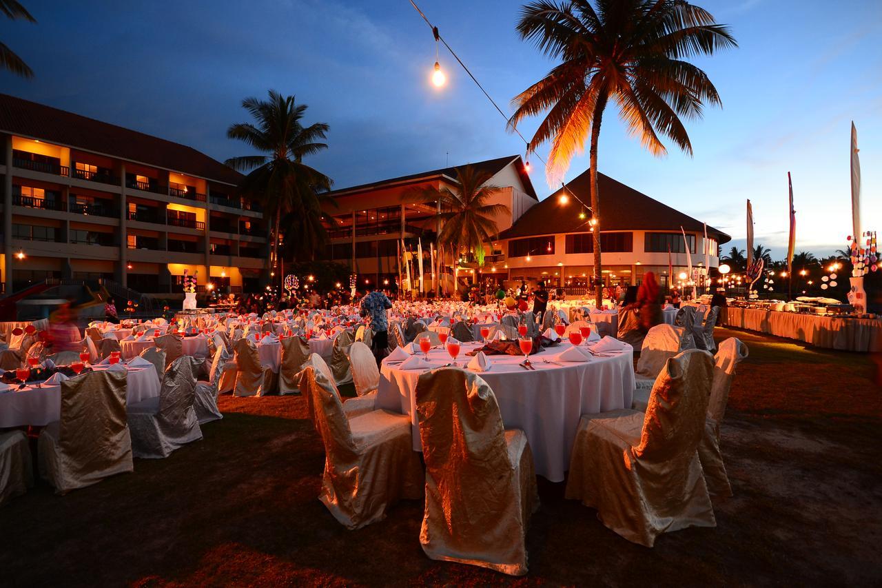 Damai Puri Resort & Spa Kuching Exteriör bild A wedding reception at the Royal Island Resort and Spa