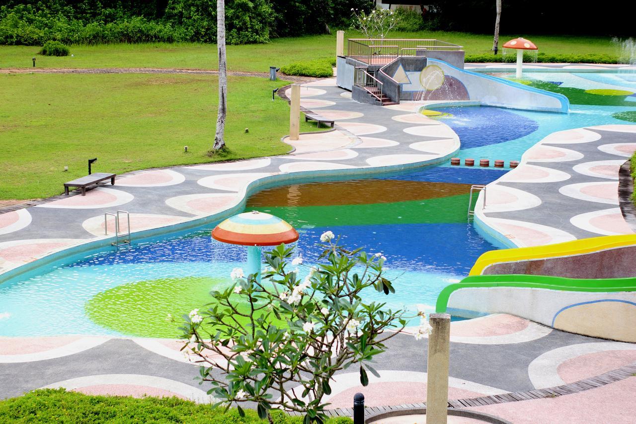 Damai Puri Resort & Spa Kuching Exteriör bild The park's artificial river