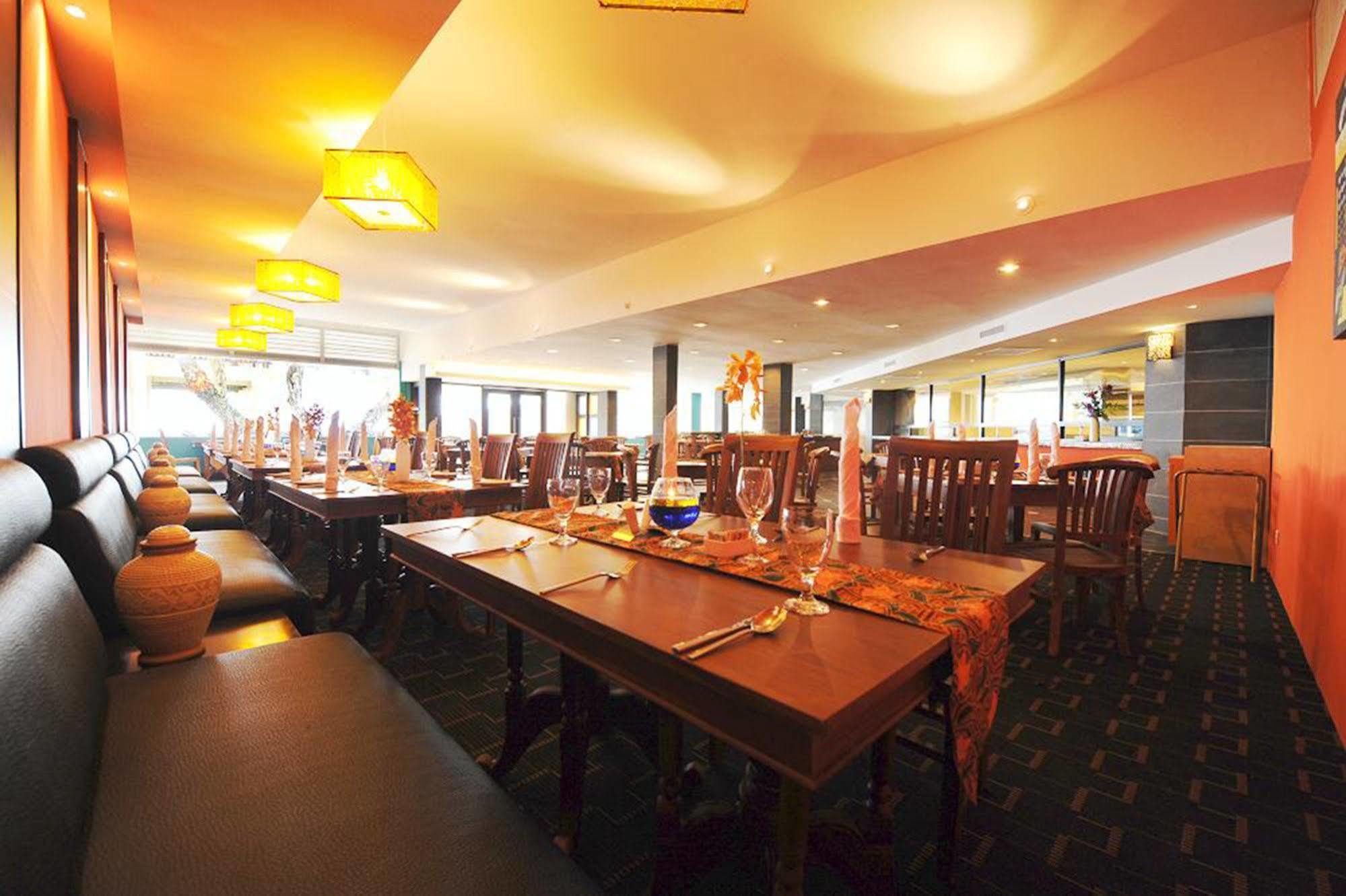 Damai Puri Resort & Spa Kuching Exteriör bild The restaurant