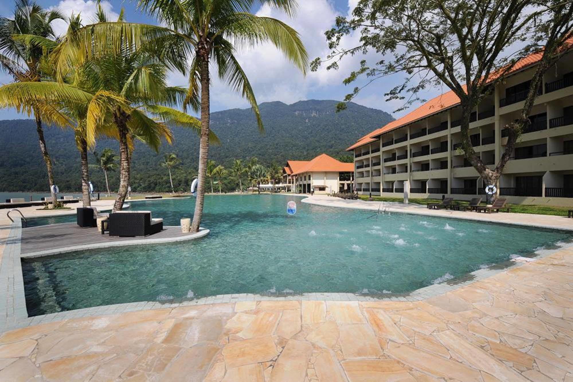 Damai Puri Resort & Spa Kuching Exteriör bild The swimming pool at the resort
