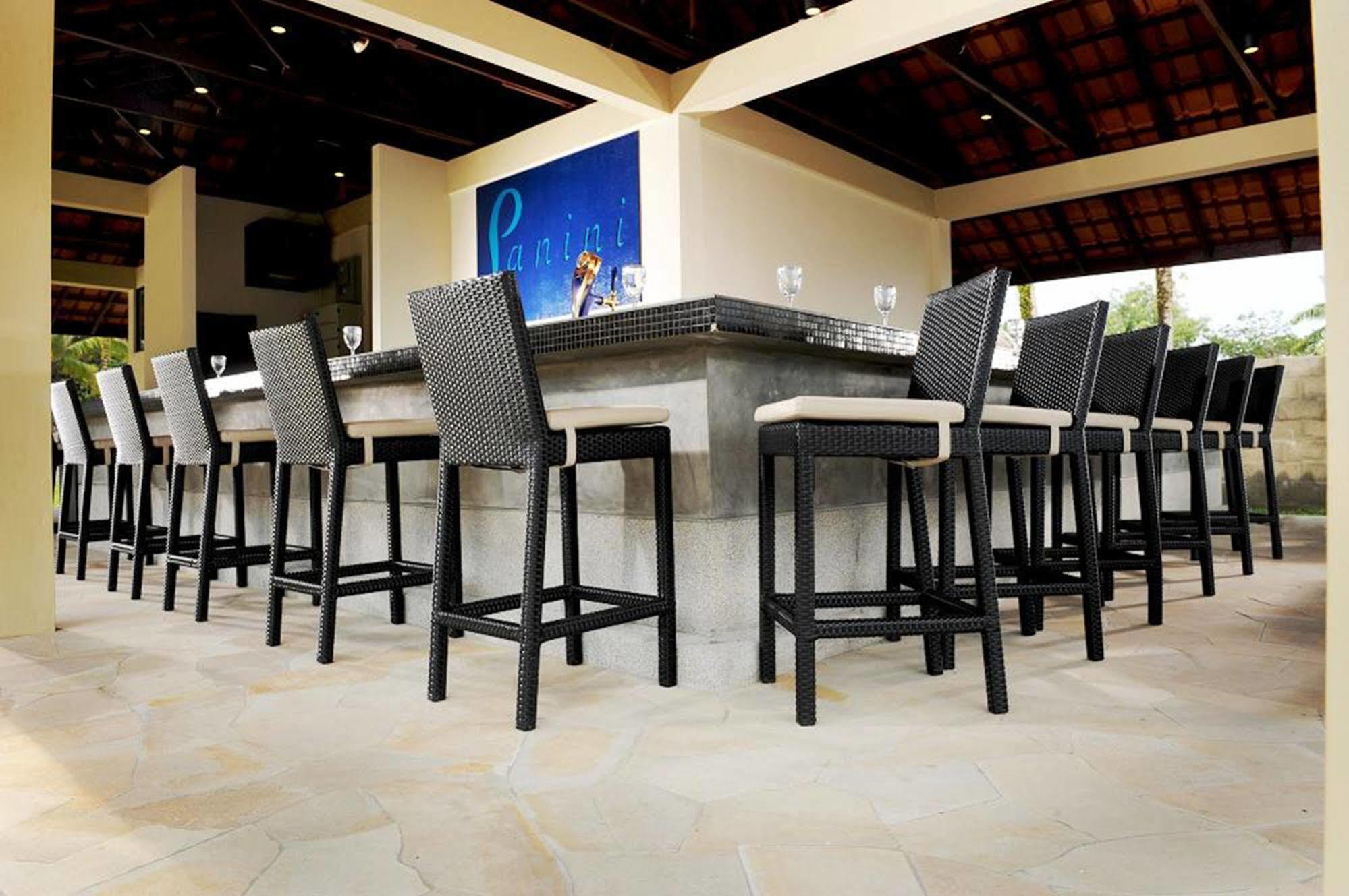 Damai Puri Resort & Spa Kuching Exteriör bild The bar at the pool