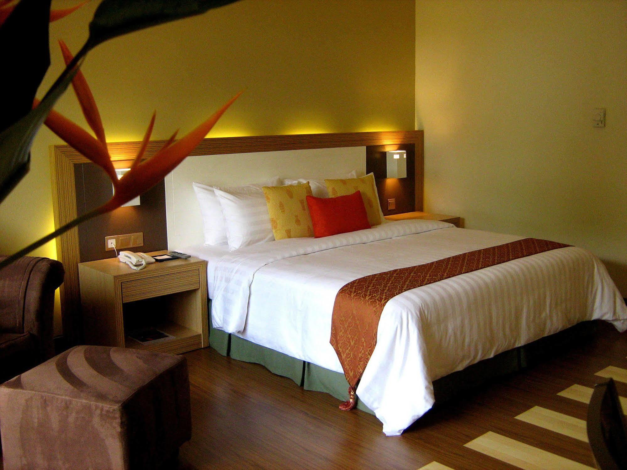 Damai Puri Resort & Spa Kuching Exteriör bild A room at the hotel