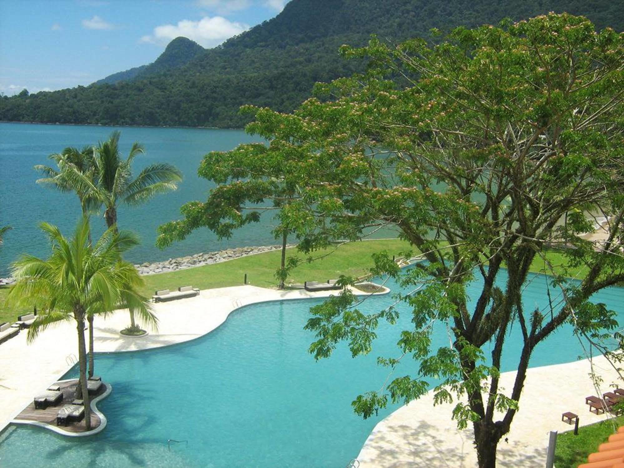 Damai Puri Resort & Spa Kuching Exteriör bild The pool at the Pangkor Laut Resort
