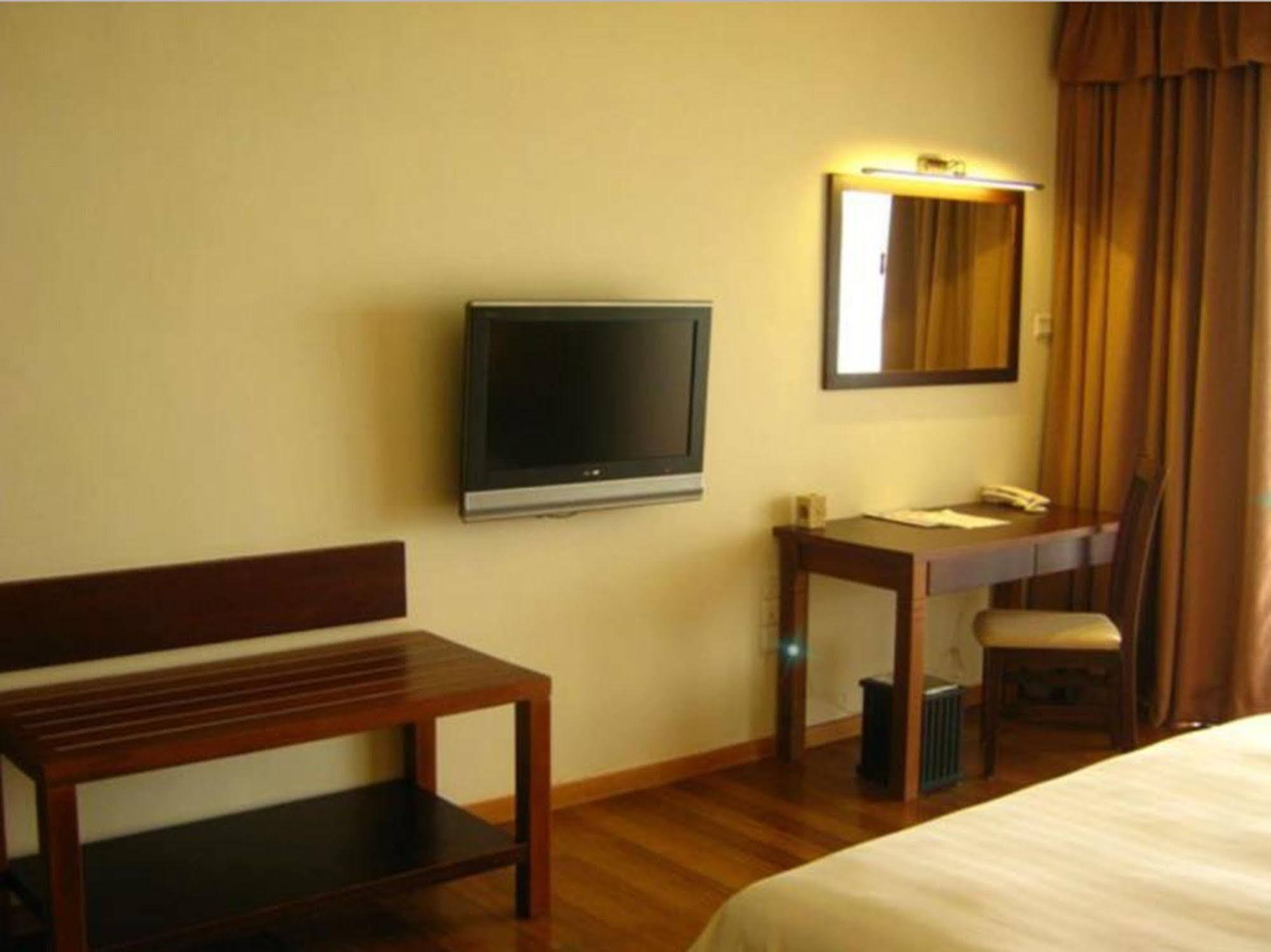 Damai Puri Resort & Spa Kuching Exteriör bild A room at the hotel
