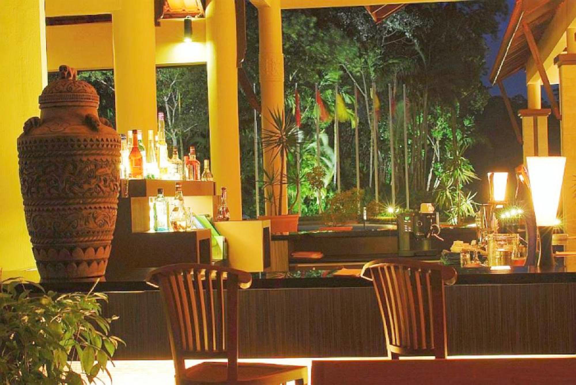 Damai Puri Resort & Spa Kuching Exteriör bild The bar at the hotel