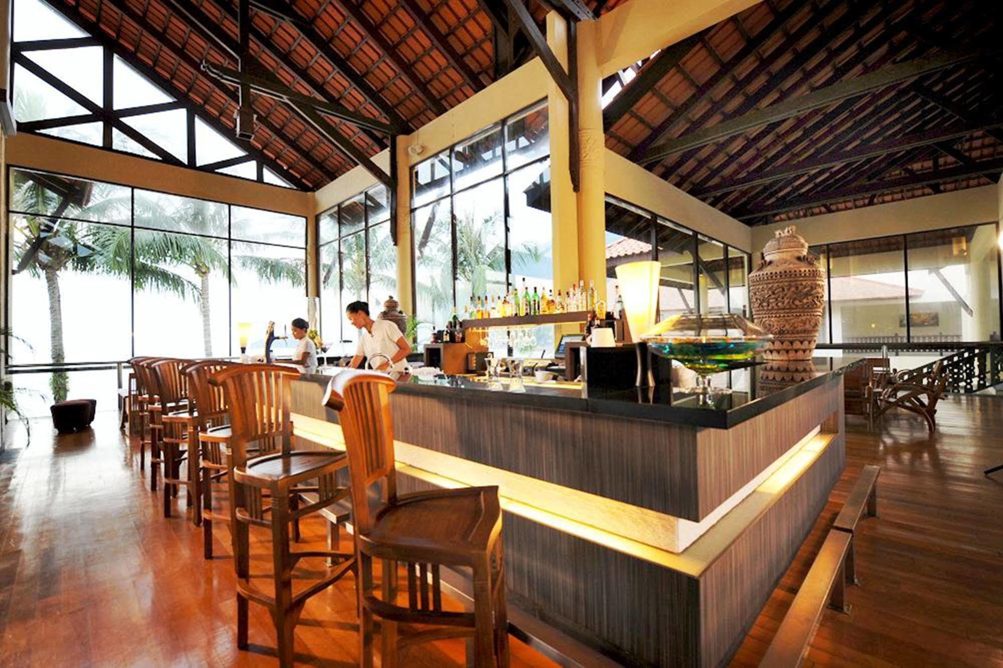 Damai Puri Resort & Spa Kuching Exteriör bild The bar at the lobby